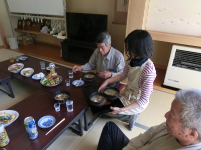 アカデミー生が作った料理を食べている様子2