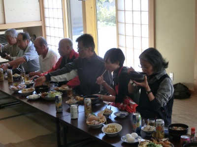 アカデミー生が作った料理を食べている様子3