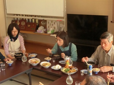 アカデミー生が作った料理を食べている様子4