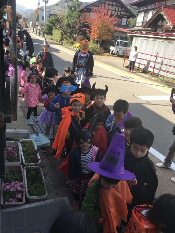 お菓子をもらうために並んでいる子どもたちの写真