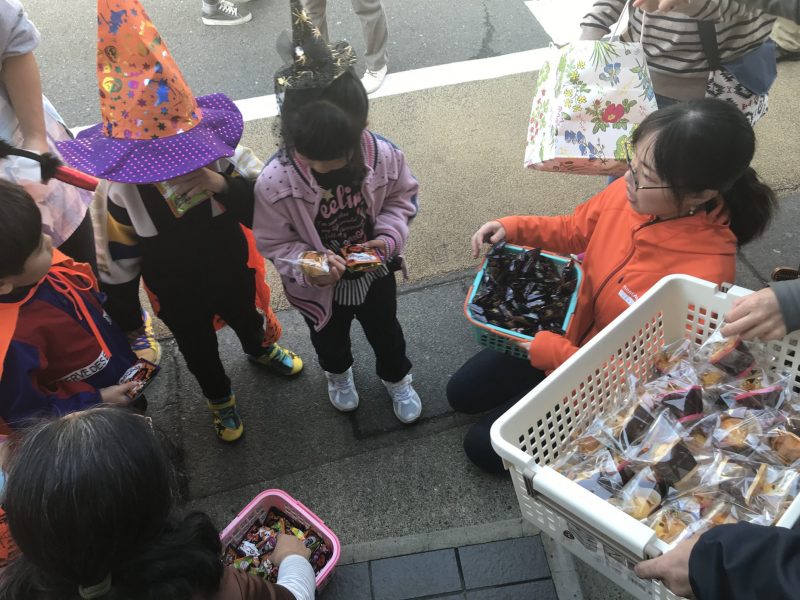 お菓子をもらっている様子