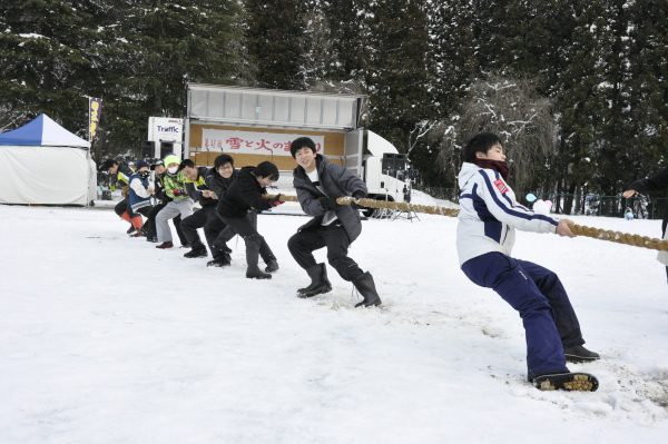 雪上綱引き大会の様子