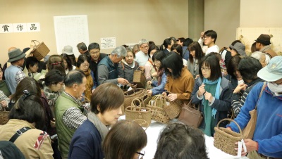 会津の編み組工芸品展の様子2
