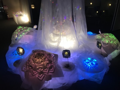 美術家・半沢政人さんによる紙の立体造形展「光の種」の様子