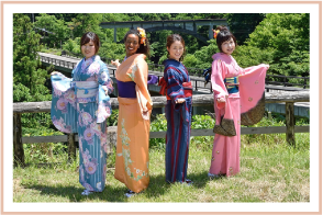 三島町を和服で散歩の画像