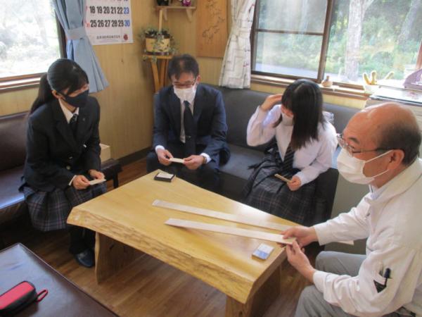 生徒代表2名が校長先生とともに会社を訪問した様子1