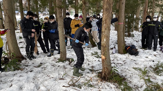 サイノカミつくりに挑戦する三島中学校の生徒たち02