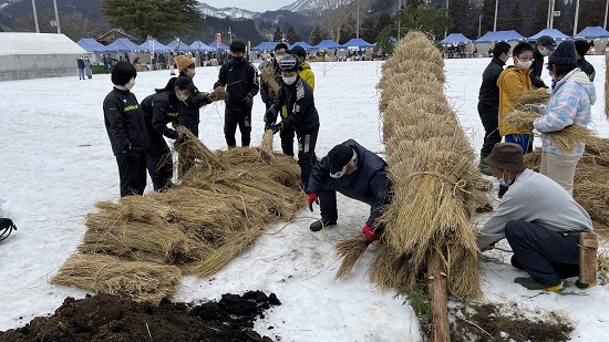 ワラを御神木に巻き付ける生徒たち01