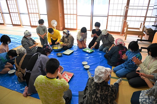三島小5年生・6年生が団子まるめ