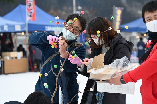 団子さしの木（ミズノキ）へ飾り付け03