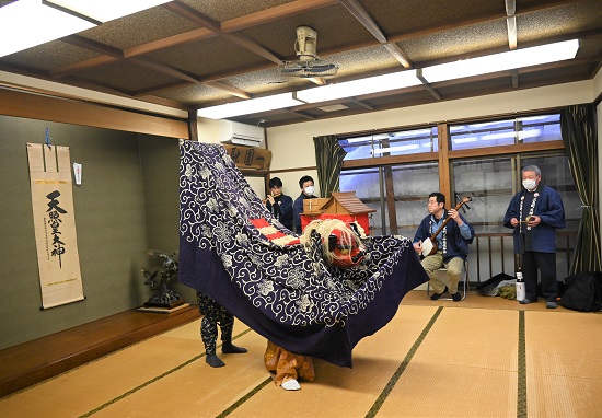 採火の後行われた奉納太神楽