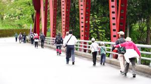 三島大橋を歩く参加者