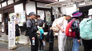 給水所で並ぶ参加者