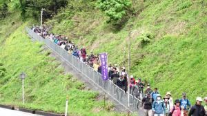 坂を下る参加者