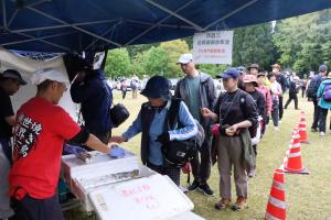 会津地鶏の焼とりに並ぶ参加者たち