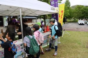 商品の引き換えに並ぶ参加者