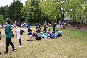 芝生でくつろぐ参加者