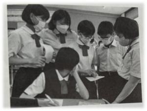 ６人で意見を言い合う様子