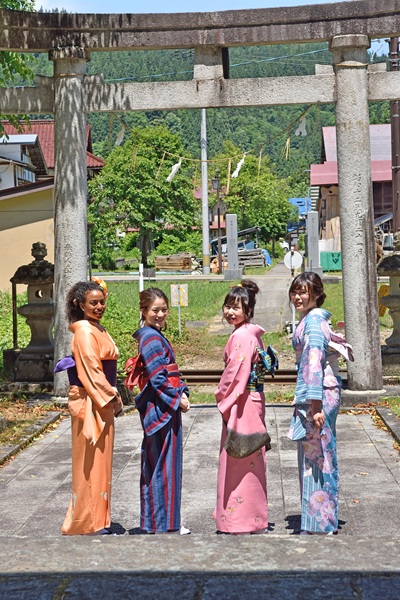 和服で散歩の画像