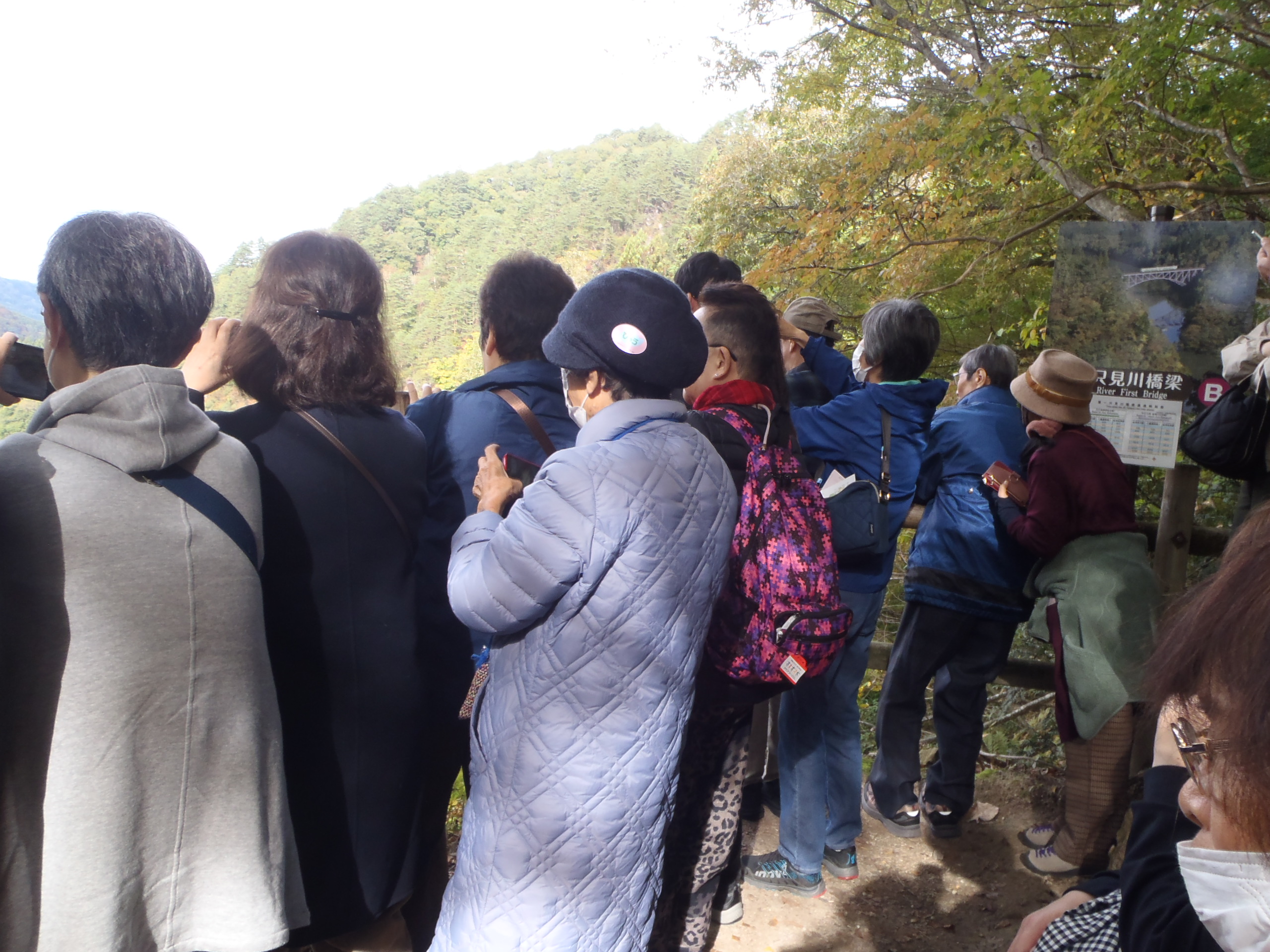 ビューポイントB地点で人が混雑している様子